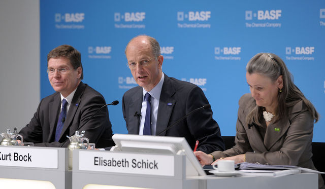 Dr. Kurt Bock, Vorstandsvorsitzender (Mitte); Dr. Hans-Ulrich Engel, Finanzvorstand (links); Elisabeth Schick, Senior Vice President Communications & Government Relations (rechts). (Bild: BASF / Kunz)