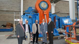 Hans-Werner Eschenbrücher, Matheo Contrini (Sertom), Heinz-Holger Biehl, (Geschäftsführer LMG) Paolo, Seravesi (Sertom) und Marco Schütte (Eschenbrücher) bei der Abnahme der Rekord-Rundbiegemaschine. (Bild: Eschenbrücher)