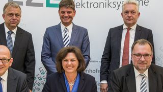 Die bayerische Wirtschaftsministerin Ilse Aigner unterzeichnete Mitte Juni im Ministerium in München zusammen mit Prof. Dr. Albert Heuberger (1. Reihe, v. l.), Leiter Fraunhofer IIS, Prof. Dr. Siegfried Russwurm, Mitglied des Vorstands der Siemens AG, Prof. Dr. Lothar Frey, Leiter Fraunhofer IISB (2. Reihe, v.l.), Prof. Dr. Joachim Hornegger, Präsident der Universität Erlangen-Nürnberg und Prof. Dr. Alexander Verl,  zum 1. September aus dem Vorstand der Fraunhofer-Gesellschaft ausgeschieden, eine Absichtserklärung über eine strategische Partnerschaft im LZE zwischen Siemens und den beiden Erlanger Fraunhofer-Instituten IIS und IISB. (Marc Müller/Fraunhofer/dedimag)