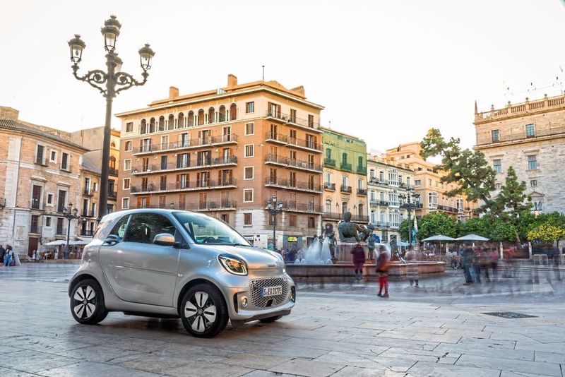 Die elektrische Reichweite beträgt rund 133 Kilometer. (Smart)