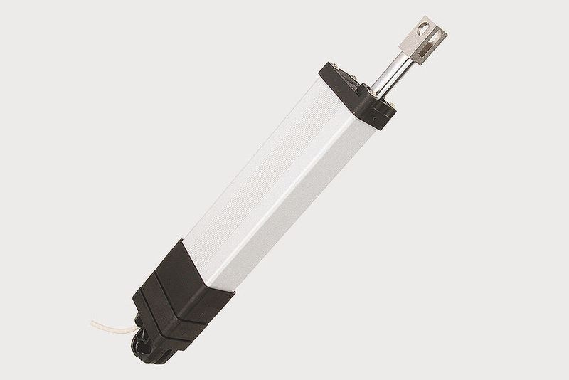 Der neue, robuste und besonders korrosionsgeschützte elektrische Linearantrieb „RA 60k“ für Dosier- und Verstallaufgaben ist ausgesprochen präzise. (Bild: Roemheld)