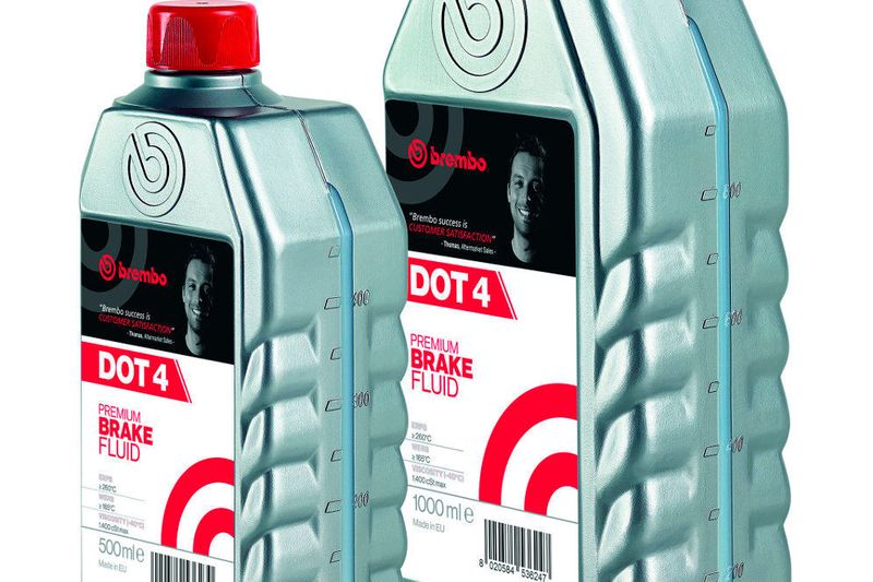 Während eine Standard-DOT-4-Bremsflüssigkeit Siedepunkte von 230 °C („trocken“) bzw. 155 °C („nass“) aufweist, bietet das neue DOT-4-Fluid von Brembo mehr Sicherheit dank verbesserter Siedepunkte (260 °C„trocken“ bzw. 165 °C „nass“). (Foto: Brembo)