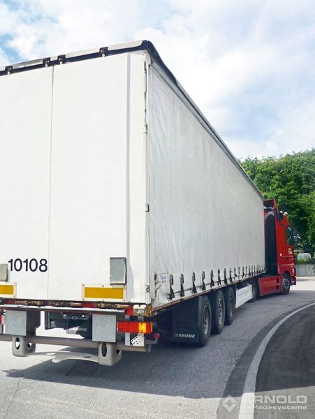 Lkw mit Multifunktions-Unterfahrschutz. (Arnold Verladesysteme)