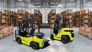 Die «Crossover»-Modelle kombinieren die Vorteile umweltfreundlicher elektrischer Gabelstapler mit der Vielseitigkeit und Robustheit traditioneller Diesel- und Treibgasstapler. (Bild: Clark Europe GmbH)