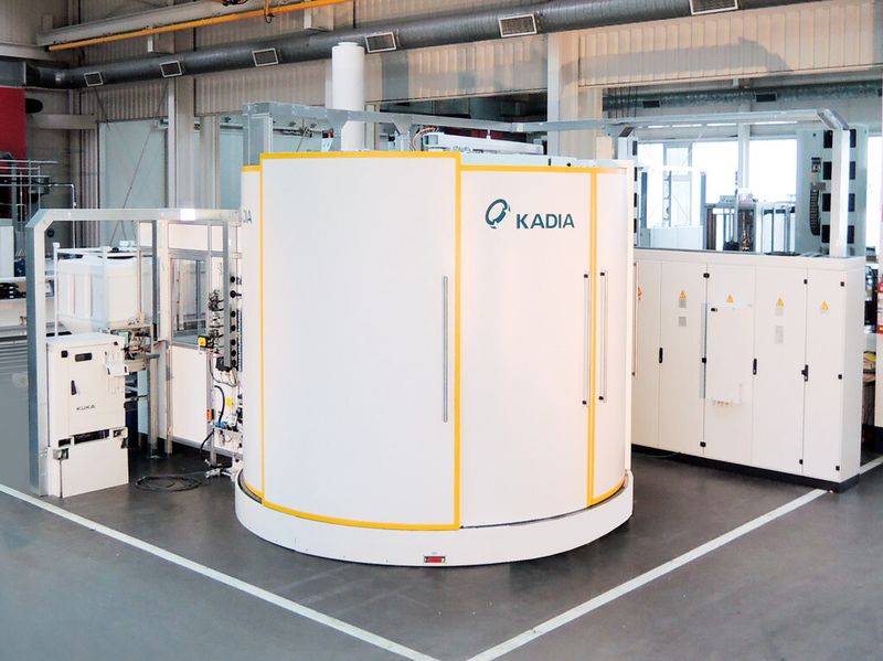 Bild 3: Die Bürstmaschine ist als Rundtischmaschine ausgelegt und vereint die drei Einzelprozesse Entgraten, Entzundern, Oberflächenfinishen. (Bild: Kadia)