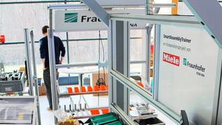 Mit dem SmartAssembly Trainer zeigen Fraunhofer und Miele
die aktuellen Möglichkeiten technischer Assistenten.
 (Bild: Fraunhofer IOSB-INA)