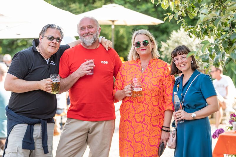 Alexander Pantos (OWC), Michael Hencke (Byteclub), Maike Burghardt und Christin Müller (LAUT) genießen de Sommerabend. (Bild: CPN)