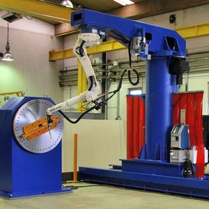 OTC 10-Achs Roboteranlage bestehend aus: Fahrwerk mit 180° Schwenkportal, kopfüber schweißendem Roboter und 2 Stück 6-To- Drehpositionierer. 
