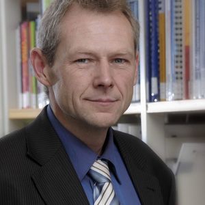 Prof. Dr. Fischedick ist Vizepräsident des Wuppertal Institut und hat eine Professur an der Schumpeter School for Business and Economics an der Bergischen Universität Wuppertal; er ist koordinierender Leitautor im Weltklimarat IPCC, Mitglied in zahlreichen nationalen und internationalen Gremien und Netzwerken sowie Koordinator vieler Projekte für öffentliche und private Auftraggeber, die sich mit konkreten Ausgestaltungsperspektiven des Energiesystems beschäftigen. 