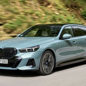 Das Laden, wie hier beim neuen BMW i5 eDrive40 Touring, wird künftig deutlich beschleunigt.(Bild:  DANIEL KRAUS / BMW AG)