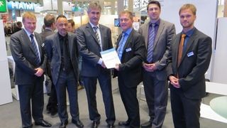 Horst Ziegler (3.v.l.), IBT Lead Buyer der Robert Bosch GmbH überreicht, die Urkunde an Günter Eberle, Geschäftsführer der HAM Hartmetallwerkzeugfabrik (3.v.r.) im Kreise von Mitarbeitern beider Unternehmen. (Bild: HAM)