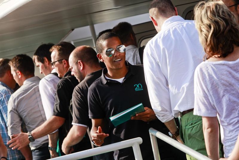 Auf der MS Karlsruhe bekam jeder Gast erst einmal ein Geschenk – hier durch SoftEngine-Mitarbeiter Benedikt Ehrmantraut. (Bild: SoftEngine)