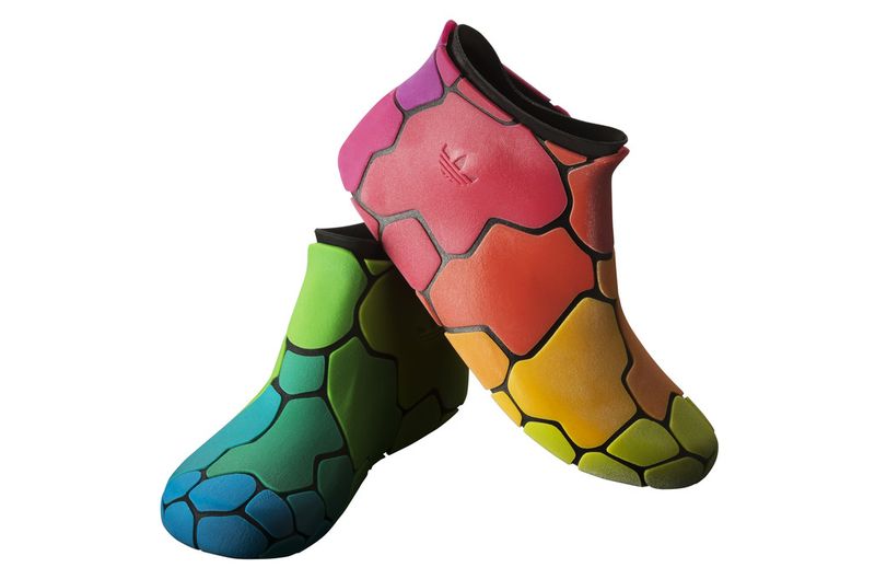 Schuhmodelle erhalten mit dem neuen 3D-Drucker ein gummiartiges Innenfutter. (Bild: Stratasys)