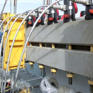 Vorspannen der Kabelklemme r>280 mm (Seitenansicht): ITH Schraubenspannzylinder mit fünf Dehnschaftschrauben M36 pro Seite.