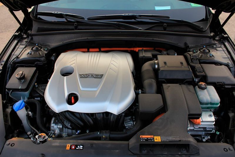 Neuerdings gibt es den Kia K7 auch als Hybrid mit 2,4-Liter-Benziner und einer 38 kW/52 PS starken E-Maschine. (Kia)