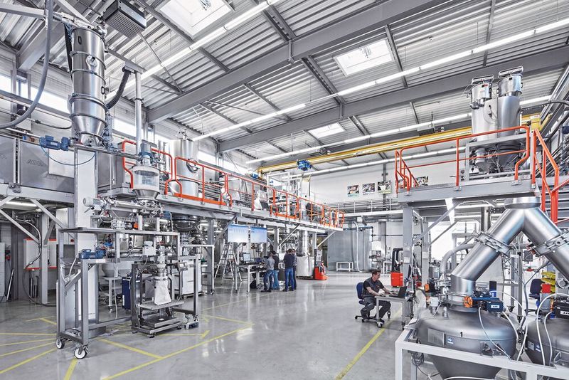 Das Azo-Technikum: Nur wer Rohstoffe genau kennt, kann sie sicher automatisieren. (Bild: Azo)