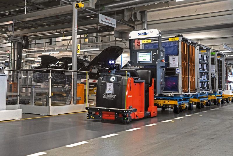 Autonomer Transport von 500 Tonnen Material vom Lager zur Montage täglich dank Digitalisierung und Autonomisierung der Logistikaufgaben mit der fahrerlosen Routenzug-Flotte von Schiller Automatisierungstechnik GmbH (Bild: Schiller Automatisierungstechnik GmbH)