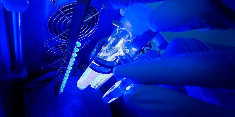 Bestrahlungsapparatur im Institut für Anorganische Chemie I: Hier wurden Messungen für die aktuelle Publikation durchgeführt Bestrahlungsapparatur im Institut für Anorganische Chemie I: Hier wurden Messungen für die aktuelle Publikation durchgeführt