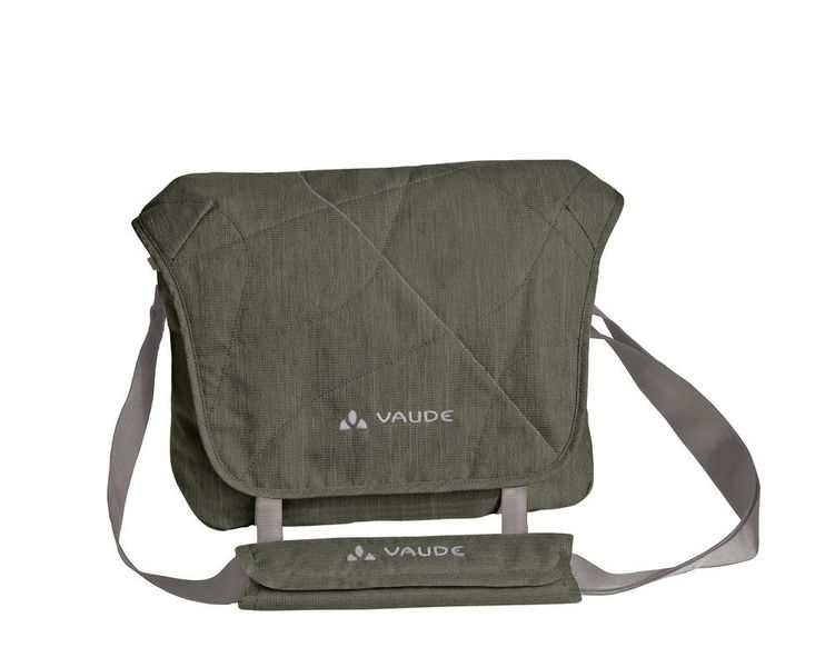 Polyester-Garne aus recycelten PET-Flaschen sind Grundstoff für Taschen und Rucksäcke beim Outdoor-Ausrüster Vaude. Für die Umhängetasche „Hapet“ beispielsweise werden etwa 12 PET-Flaschen recycelt. (Vaude)