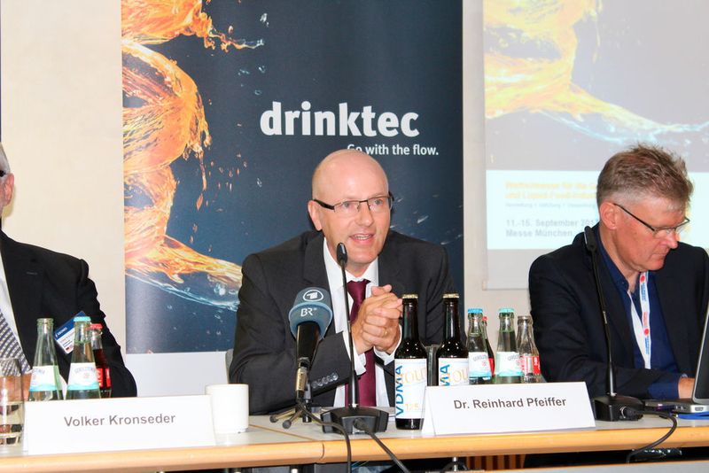Dr. Reinhard Pfeiffer, stellv. Vorsitzender der Geschäftsführung der Messe München, stellte exklusiv die Ergebnisse einer Besucherbefragung im Vorfeld der Drinktec 2017 vor. Demnach zeichnet sich ein sehr gutes Nachmessegeschäft sowie eine allgemein gute Marktentwicklung ab. Jeder zweite Drinktec-Besucher plant, die Investitionen für sein Unternehmen in den kommenden zwölf Monaten zu erhöhen, und zwar um durchschnittlich 23,7 Prozent. 45 Prozent der Besucher planen ein konstantes Investitionsvolumen, nur 6,2 Prozent wollen weniger investieren. (Bild: Kempf/PROCESS)