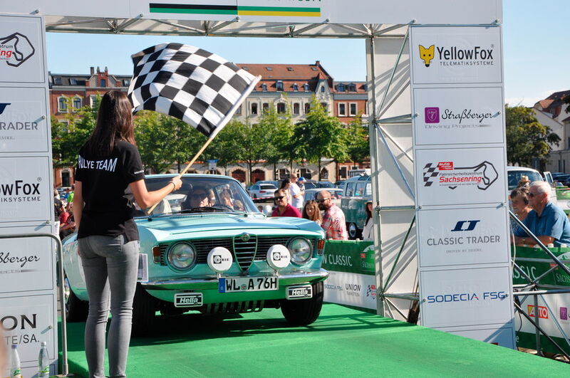 Zieleinfahrt am ersten Tag auf dem Platz der Völkerfreundschaft in Zwickau: Alfa Romeo Giulia Sprint GT von 1965. (Schunk)
