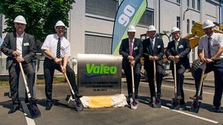 Spatenstich für die Erweiterung des Valeo F&E Zentrums in Bietigheim-Bissingen: Alexander Ziems, Geschäftsführer Valeo Deutschland (3. v. r.), Jürgen Kessing, Oberbürgermeister von Bietigheim-Bissingen (5. v. r.) und Stiv Smudja, Geschäftsführer Valeo Schalter und Sensoren, Bietigheim (3. v. l.). (Foto: Valeo)