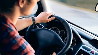 Schläfrige und abgelenkte Autofahrer sinnd ein gravierendes Sicherheitsrisiko. Die DMS-Technik kann Hilfestellung leisten. (gemeinfrei)