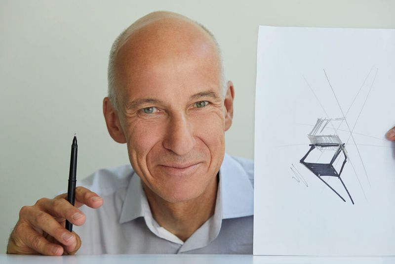 Axel Platz entwirft intuitiv wirkende Visualisierungen für verschiedene Siemens-Geschäftsbereiche und wurde dafür in der Kategorie Design and User Experience ausgezeichnet. Unter anderem hat er ausgewertete Daten aus dem Lackiervorgang von Fahrzeugkarosserien so aufbereitet, dass Anwender schnell sehen können, wo es Abweichungen von der Norm gibt.  (Bild: Siemens)