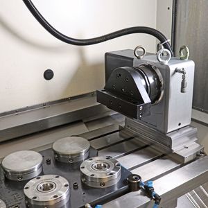 Mit 20 Kilonewton Einzugskraft eignet sich der Gredoc-Nullpunktspanner perfekt für die Spindel des Drehtisches – hier mit gespannter Adapterwange für die rotofix-Spannbrücke. Ein schneller Wechsel zum Dreibackenspannfutter ist garantiert.(Bild:  pL Lehmann)