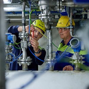Rasmus Kærsgaard (links), Betriebsleiter bei Quantafuel, und Dr. Michael Bachtler (rechts), der am ChemCyclingTM -Projekt der BASF arbeitet, auf einem Rundgang durch die Pyrolyse- und Aufreinigungsanlage von Quantafuel in Skive, Dänemark.