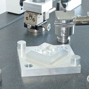 Überwiegend geht es um Einzelteile und Kleinstserien bis 100 Stück mit Toleranzen von grösser 2 µm. Aktuell werden Prüflehren für OP-Roboter mit Form- und Lagetoleranzen von 5 µm gefertigt.