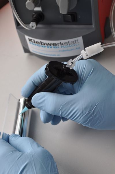 Bei Bedarf kommen Spezialgeräte zum Einsatz (Bild: Klebewerkstatt Inderkum AG)