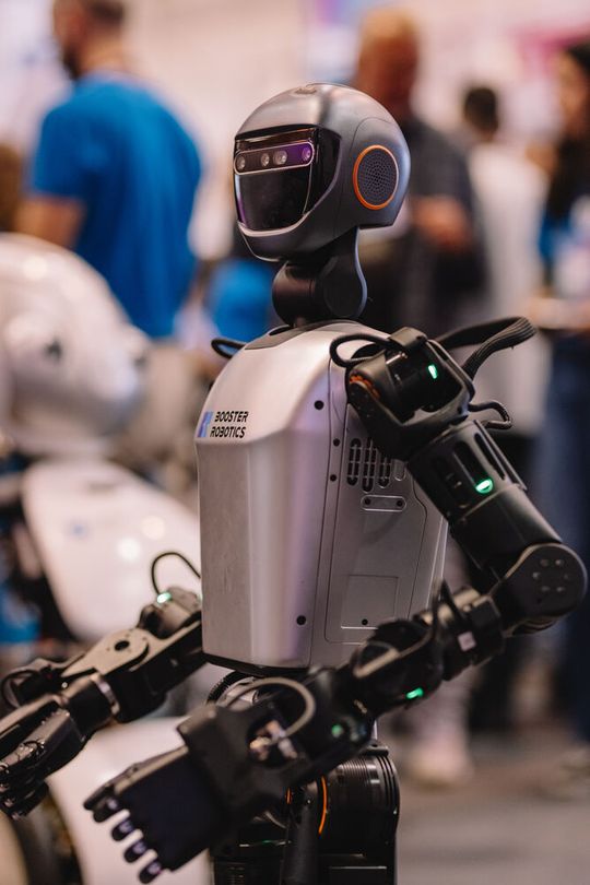 Nur für Entwickler: Booster T1, ein humanoider Roboter des chinesischen Herstellers Booster Robotics, glänzt als Forschungsplattform am Instituto Superior Técnico (Técnico Lisboa).(Bild:  Web Summit / RuiSJPhotography)
