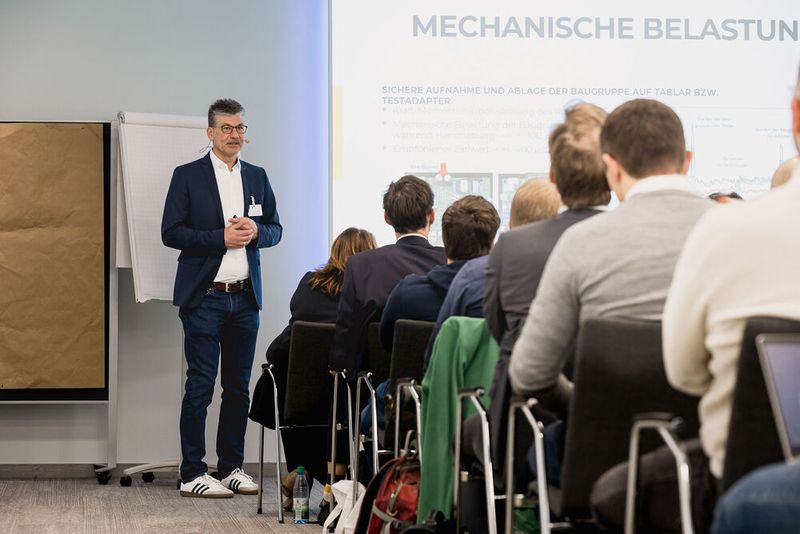Entwickler treffen Entwickler. Auf dem Fachkongress Power of Electronics am 29. und 30. September in Würzburg stehen die Themen Wärmemanagement (ehemals Cooling Days),  Leiterplattentechnik, Power-Design und Power Systems, Kreislaufwirtschaft sowie Relaistechnik im Fokus. (Bild: Stefan Bausewein)