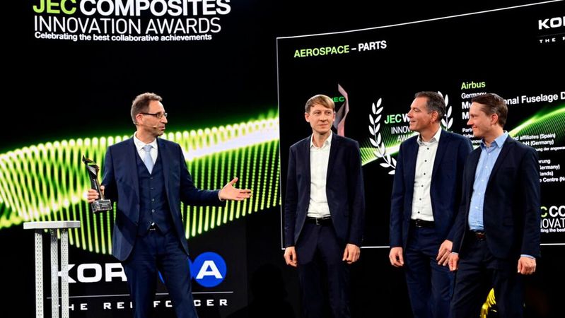 York Roth (Airbus) freut sich mit Lars Larsen (DLR), Joost Koopman (GKN Fokker Aerospace) und Benjamin Diehl (Fraunhofer-Gesellschaft) stellvertretend für alle MFFD-Projektpartner über den JEC Composites Innovation Award 2025 (v.l.n.r.).(Bild:  JEC Composites/SEB_DHALLOY)