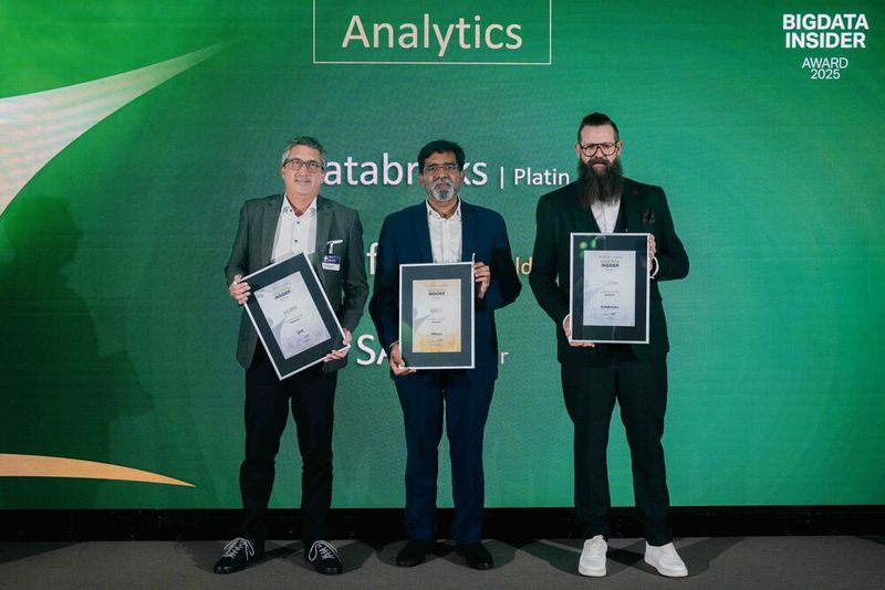 Los geht es mit der Kategorie Analytics des Portals BigData-Insider: Silber geht an SAS, vertreten durch Thomas Maier (links im Bild). Den Award in Gold nimmt Senthil Kumaran K für Infosys entgegen (Mitte). Über Platin freut sich Databricks. Den Preis nimmt Andreas Frank entgegen. (Bild: Manuel Emme Fotografie)