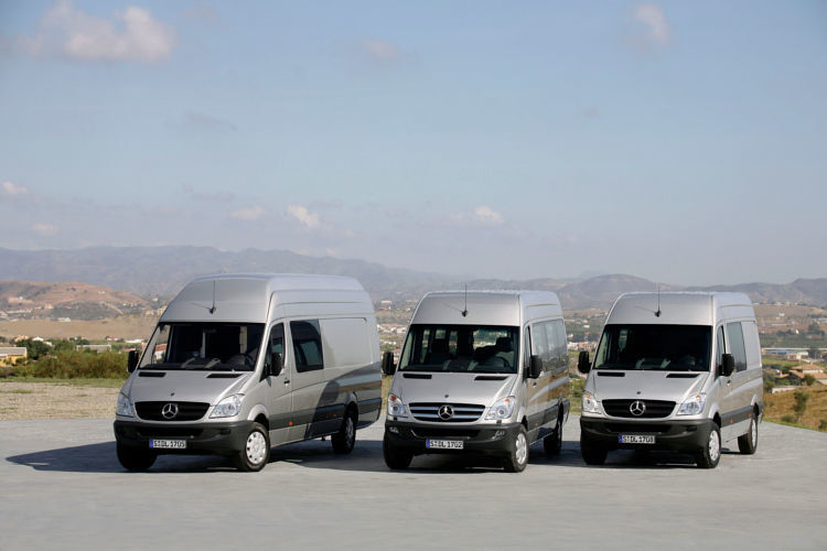 Drei Sprinter der dritten Generation stehen für viele Varianten.  (Daimler)