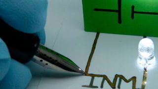 Auf der Hannover Messe zeigt das Saarbrücker Leibniz-Institut für Neue Materialien sogenannte Hybrid-Tinten, mit denen sich Leiterbahnen direkt per Füller auf Papier auftragen lassen. (Bild: Leibniz-Institut für neue Materialien)