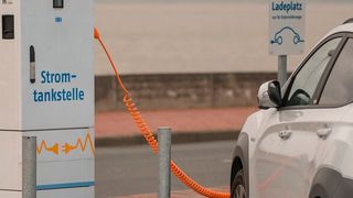 Das IoT kann die Verkehrswende unterstützen, indem es Verbraucherinnen und Verbrauchern beispielsweise dabei hilft, E-Fahrzeuge immer dann zu laden, wenn der Strompreis gerade besonders günstig ist. (Bild: gemeinfrei)