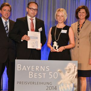 Preisverleihung „Best 50“: Prof. Dr. Thomas Edenhofer von der Jury von Bayerns Best 50, Frank und Kerstin Herzog, geschäftsführende Gesellschafter der Concept Laser GmbH, und Bayerns Wirtschaftsministerin Ilse Aigner (v.l.)