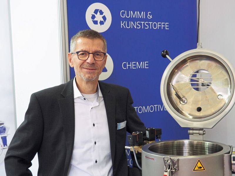 Ulrich Schär, MTI: „Die Labormaschine kann mehr als nur Mischen, etwa granulieren oder trocknen. Zudem lässt sie sich sowohl für Baustoffe als auch pharmazeutische Produkte einsetzen.“ (Bild: Mühlenkamp)