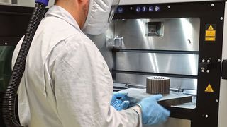 Mit der Additiven Fertigung von amorphen Metallen sind große amorphe Bauteile mit bionischen Strukturen über die Materialeigenschaften möglich, hier beispielsweise ein Zahnrad. (Heraeus)