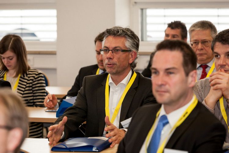 Dem Vortrag folgte eine angeregte Diskussion mit den anwesenden Branchenkennern. (Foto: Automobil Industrie/ Stefan Bausewein)