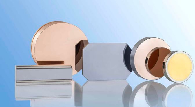 Modernste Laseroptiken mit unterschiedlichen Beschichtungen.(Bild:  Pleiger Laseroptik)