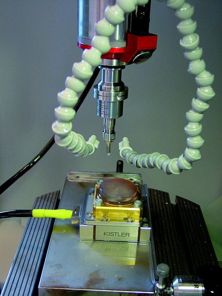 Bild 4: Ultraschallschleifen von Glas unter Verwendung eines Kistler-Dynamometers. (Archiv: Vogel Business Media)
