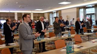 Stehender Applaus zum Abschied von Peter Jakob an der Spitze des Partnerverbandes der FCA-Premiummarken. (Rehberg / VCG)