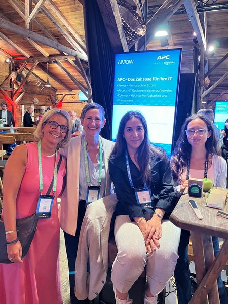In dieser Damen-Riege fühlt man sich auf jeden Fall zu Hause: (v. l.) Stephanie Steen (IT-BUSINESS), Karin Hernik und Özlem Bulut (beide APC) mit Marta Santos (Arrow) (Bild: Vogel IT-Medien GmbH)