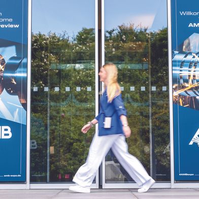 Wegweiser für die vernetzte Fertigung: Auf der AMB in Stuttgart zeigt Open Mind Technologies AG, wie die nahtlose Integration der CAD/CAM-Suite hyperMILL und des Hummingbird MES (Manufacturing Execution System) hocheffiziente, digitale Prozesse von der Programmierung bis zur Werkzeuglogistik ermöglicht. (Bild: Frank Eppler & Messe Stuttgart)