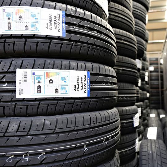 Riechen Sie es? Besonders Neureifen verströmen einen sehr prägnanten Geruch.(Bild:  Lewspics)