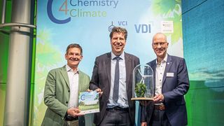 Übergabe des Abschlussberichts bei der Konferenz zu Chemistry-4-Climate in Berlin: (v.l.) VCI-Hauptgeschäftsführer Wolfgang Große Entrup; Michael Kellner, Parlamentarischer Staatssekretär beim Bundesminister für Wirtschaft und Klimaschutz; Dieter Westerkamp, Direktor VDI. (Bild: VCI/ Simone M. Neumann)